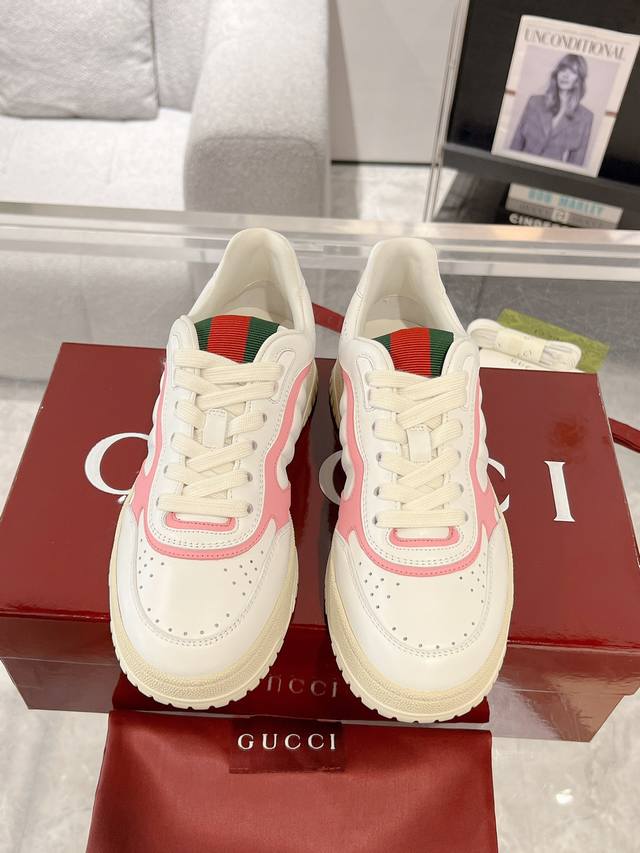 女款 Gucci Re-Web系列情侣款运动鞋 小白鞋 Re-Web是由品牌创意总监sabato De Sarno倾心设计的首个运动鞋系列，以现代版型大胆演绎g